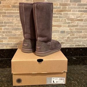 Uggs- gently used girls size 2 grey classic tall